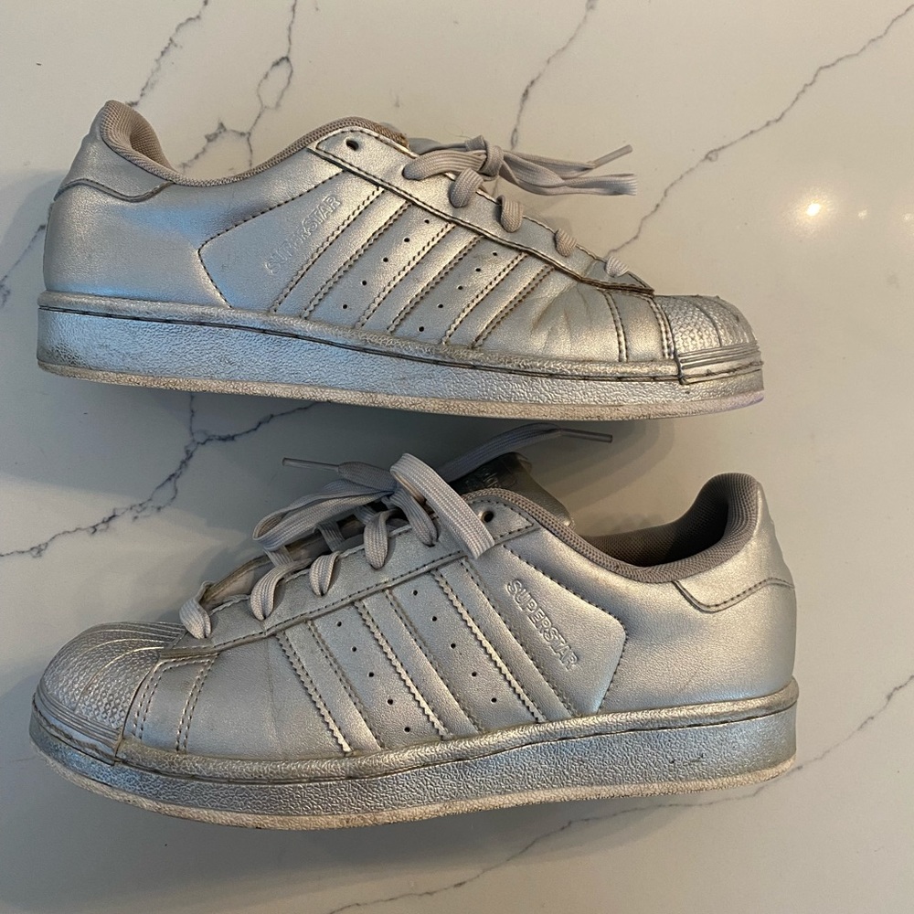 adidas superstar black with white stripes